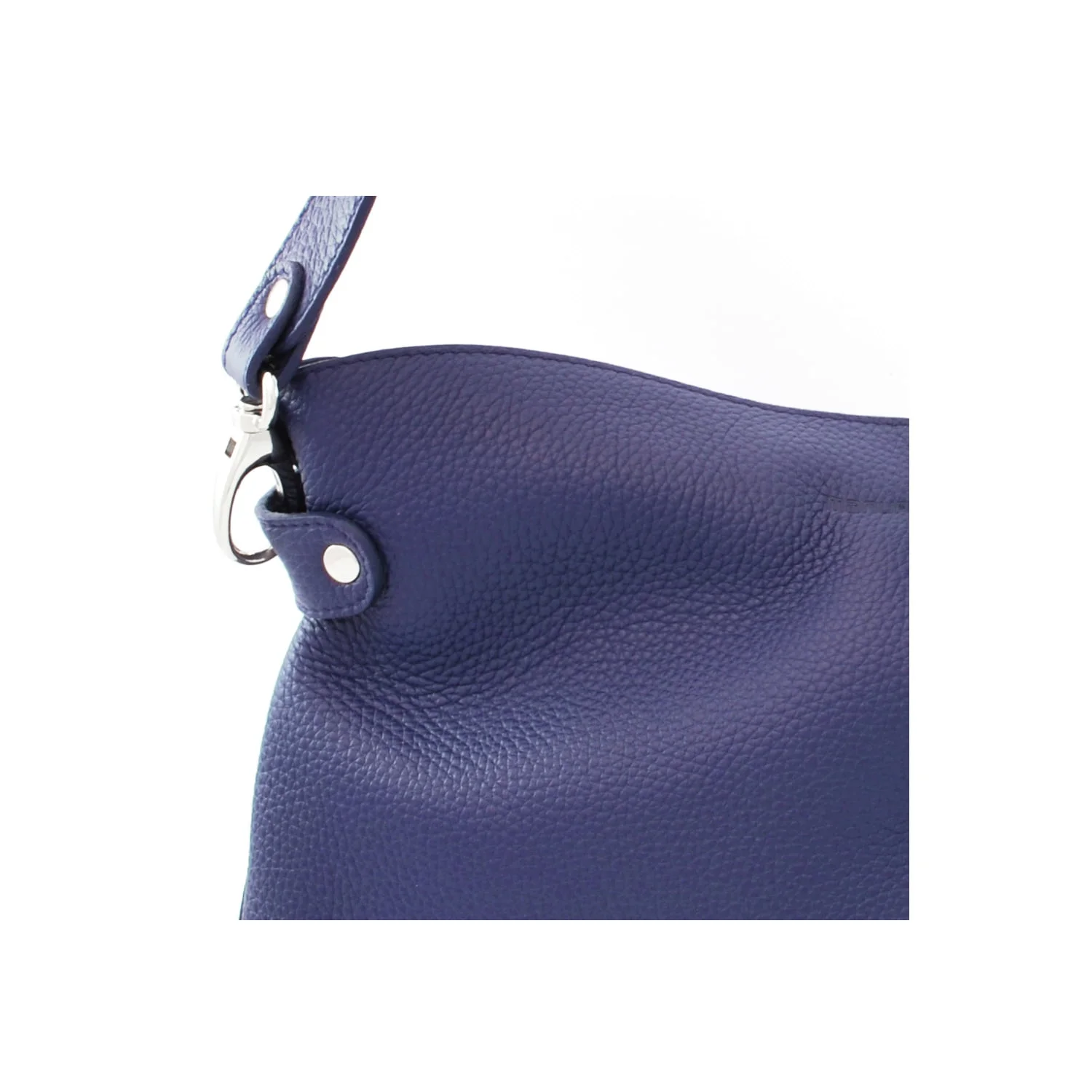 Gros plan d'un sac à main en cuir texturé bleu avec un fermoir argenté sur la poignée.