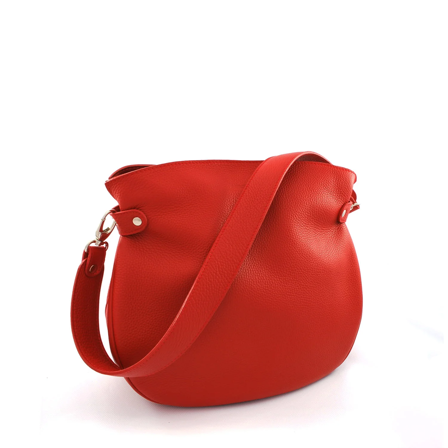Un sac à bandoulière en cuir rouge avec une large bandoulière et un design minimaliste sur fond blanc.