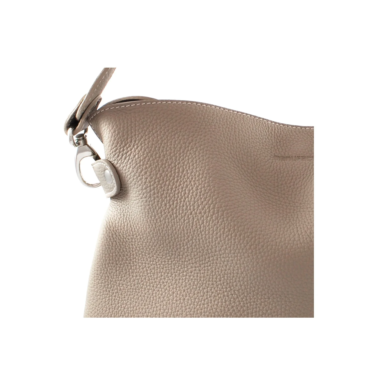 Gros plan d'un sac à main en cuir texturé beige avec une bandoulière visible et un fermoir en métal.