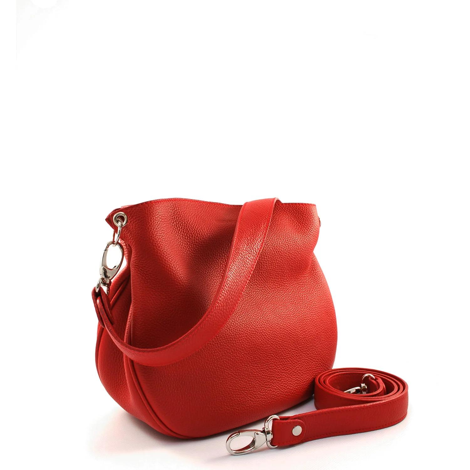 Un sac à main en cuir rouge avec une bandoulière amovible et des fermoirs argentés est présenté sur un fond blanc.