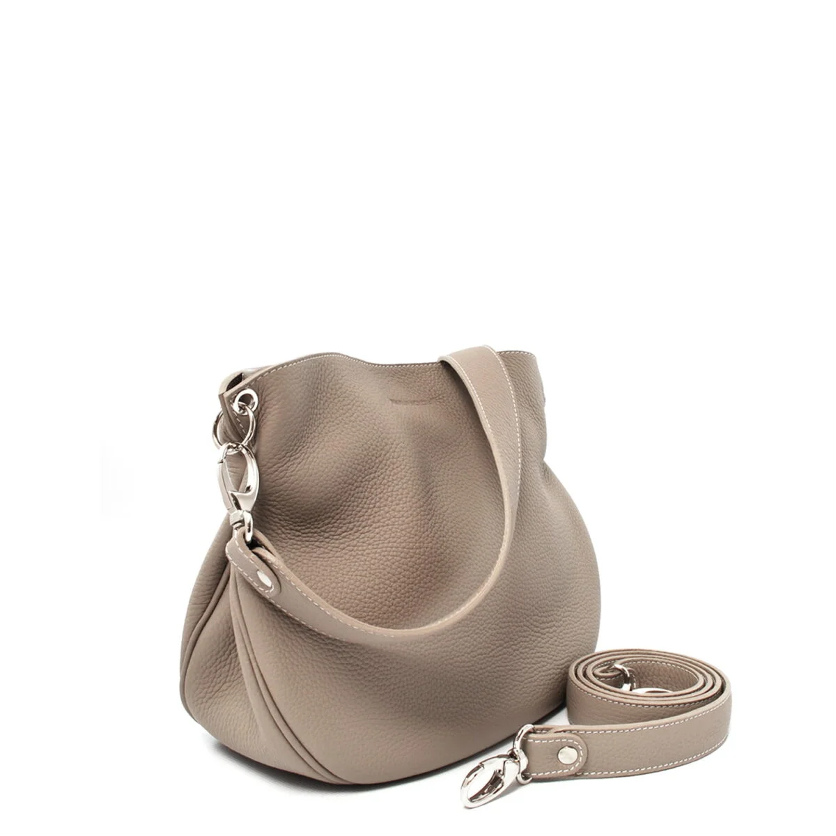 Sac à main en cuir taupe avec quincaillerie argentée et bandoulière amovible, posé sur un fond blanc.