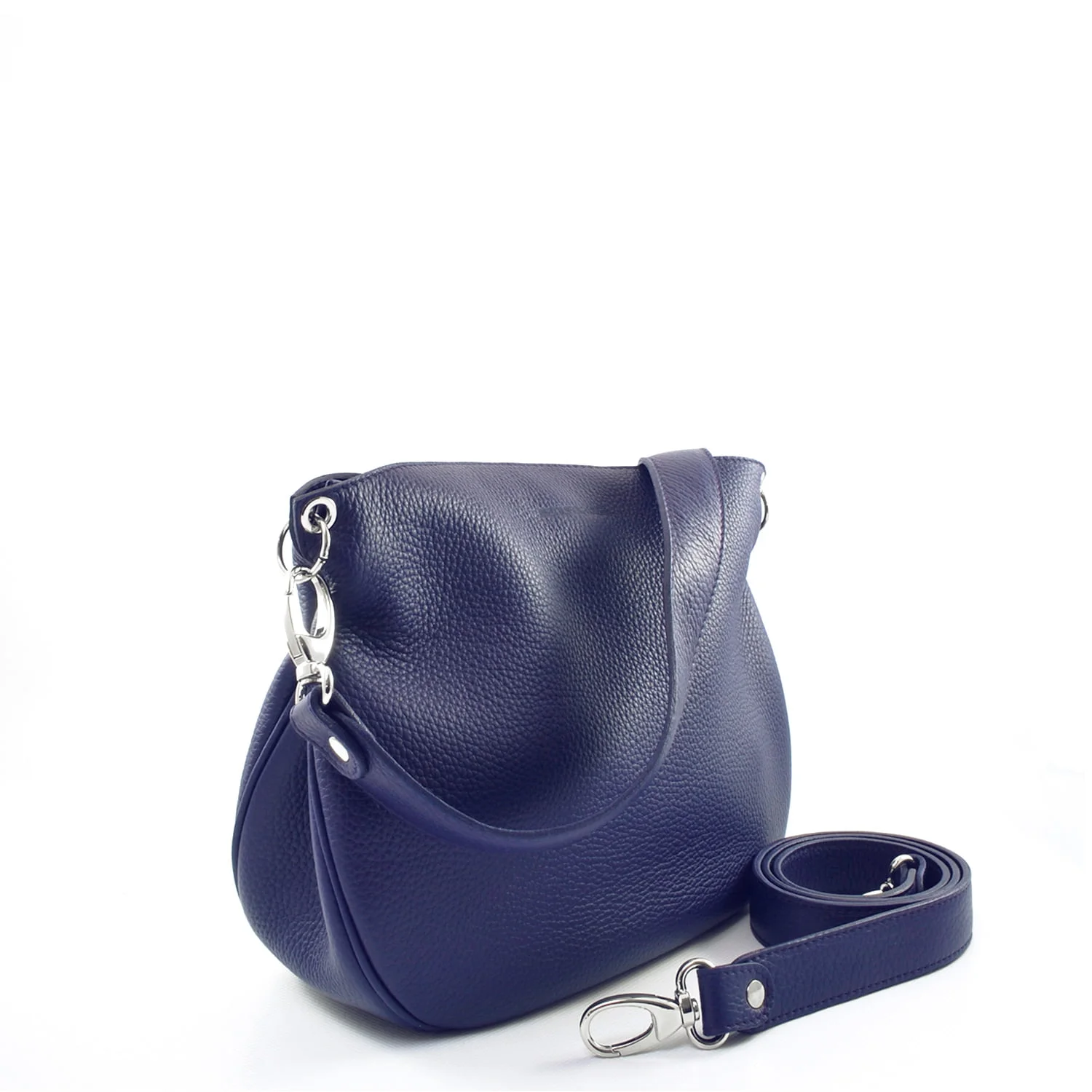 Un sac à main en cuir bleu marine avec une bandoulière amovible et du matériel argenté, positionné sur un fond blanc.