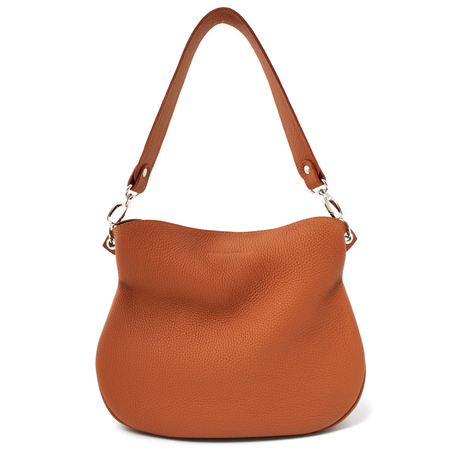 Sac à main en cuir marron avec un design incurvé et une seule bandoulière, avec des détails de quincaillerie argentés.