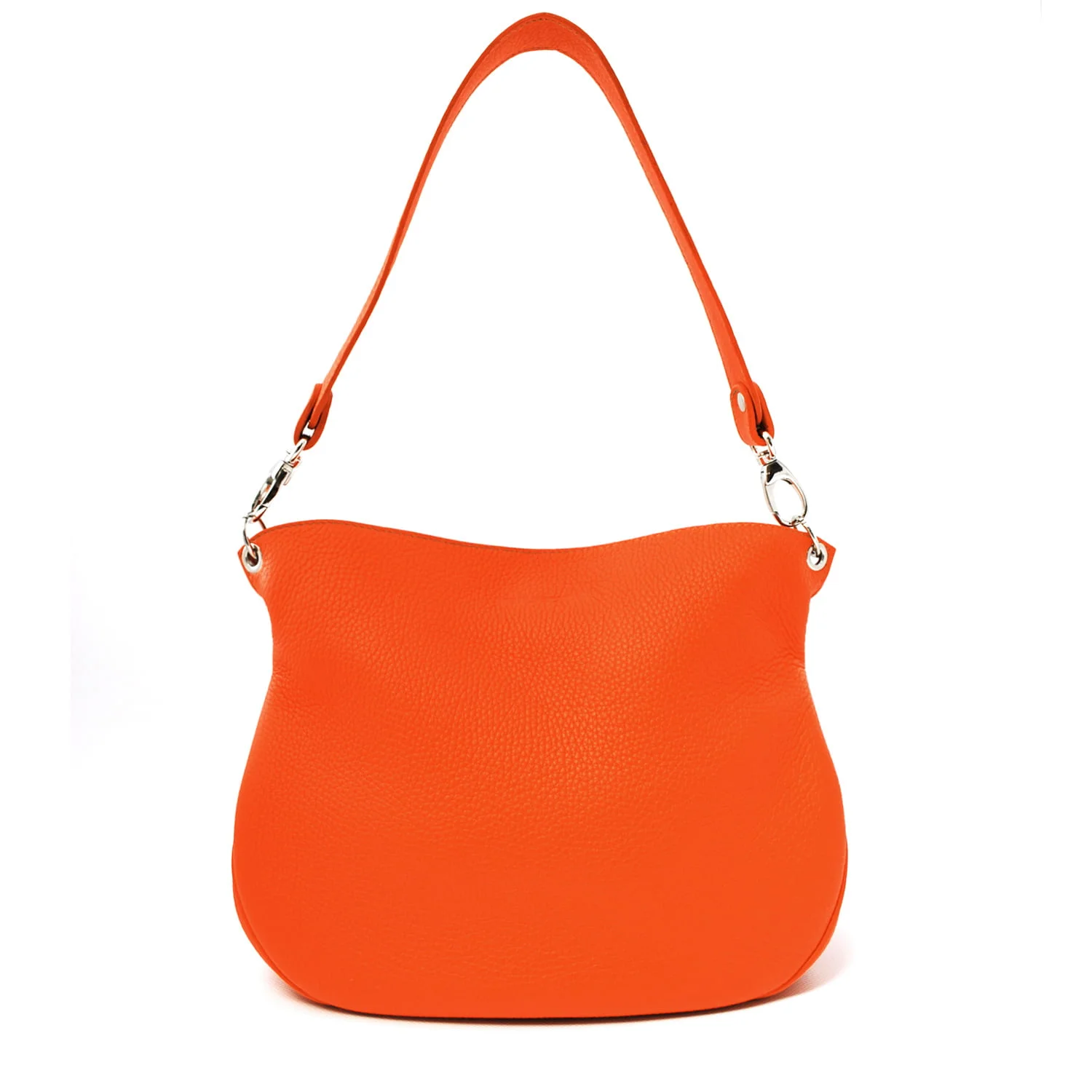 Sac à main en cuir orange avec une seule bandoulière et des accents de quincaillerie argentés, présenté sur un fond blanc uni.