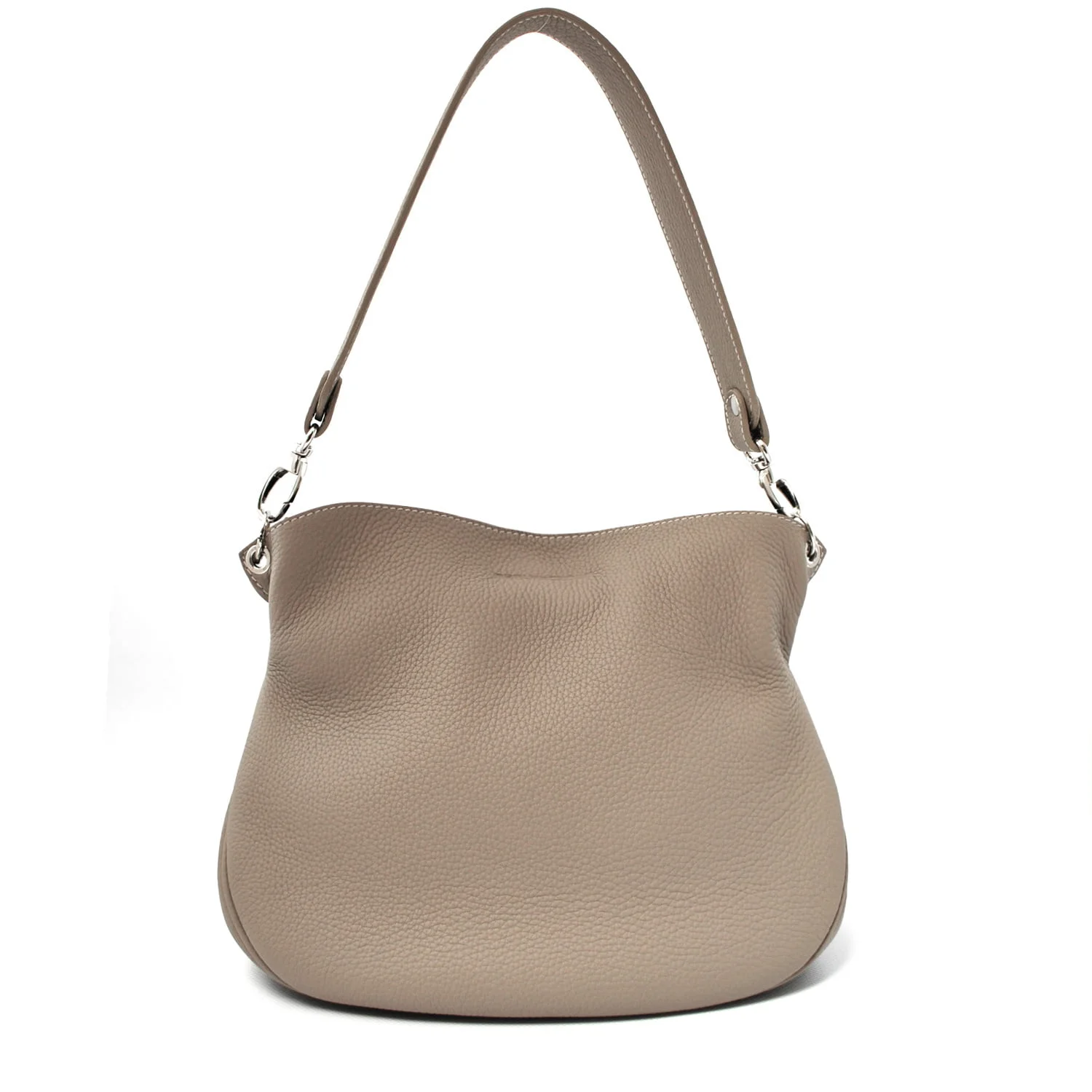 Sac bandoulière en cuir beige de forme incurvée et accessoires argentés.