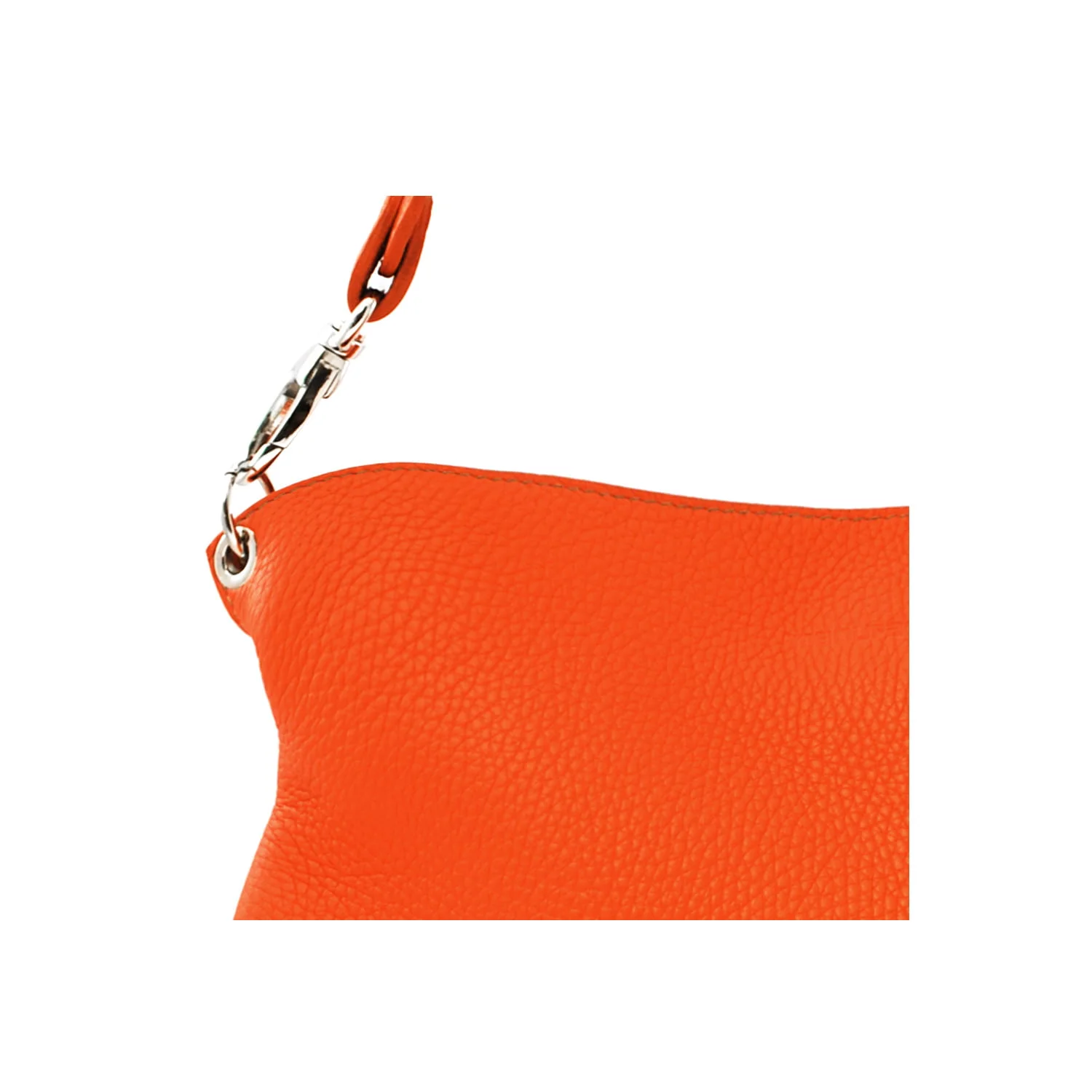 Gros plan d'un sac en cuir texturé orange vif avec un fermoir argenté et une sangle orange.
