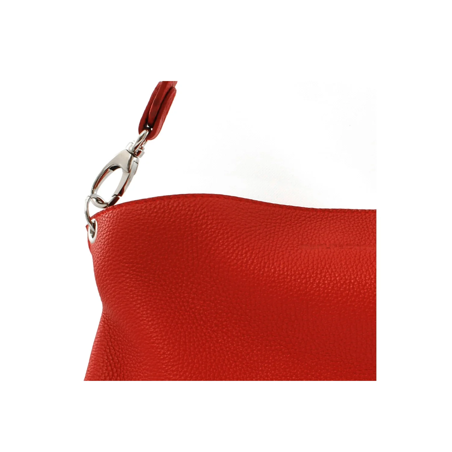 Gros plan d'un sac à main en cuir rouge avec un fermoir argenté et une surface texturée.