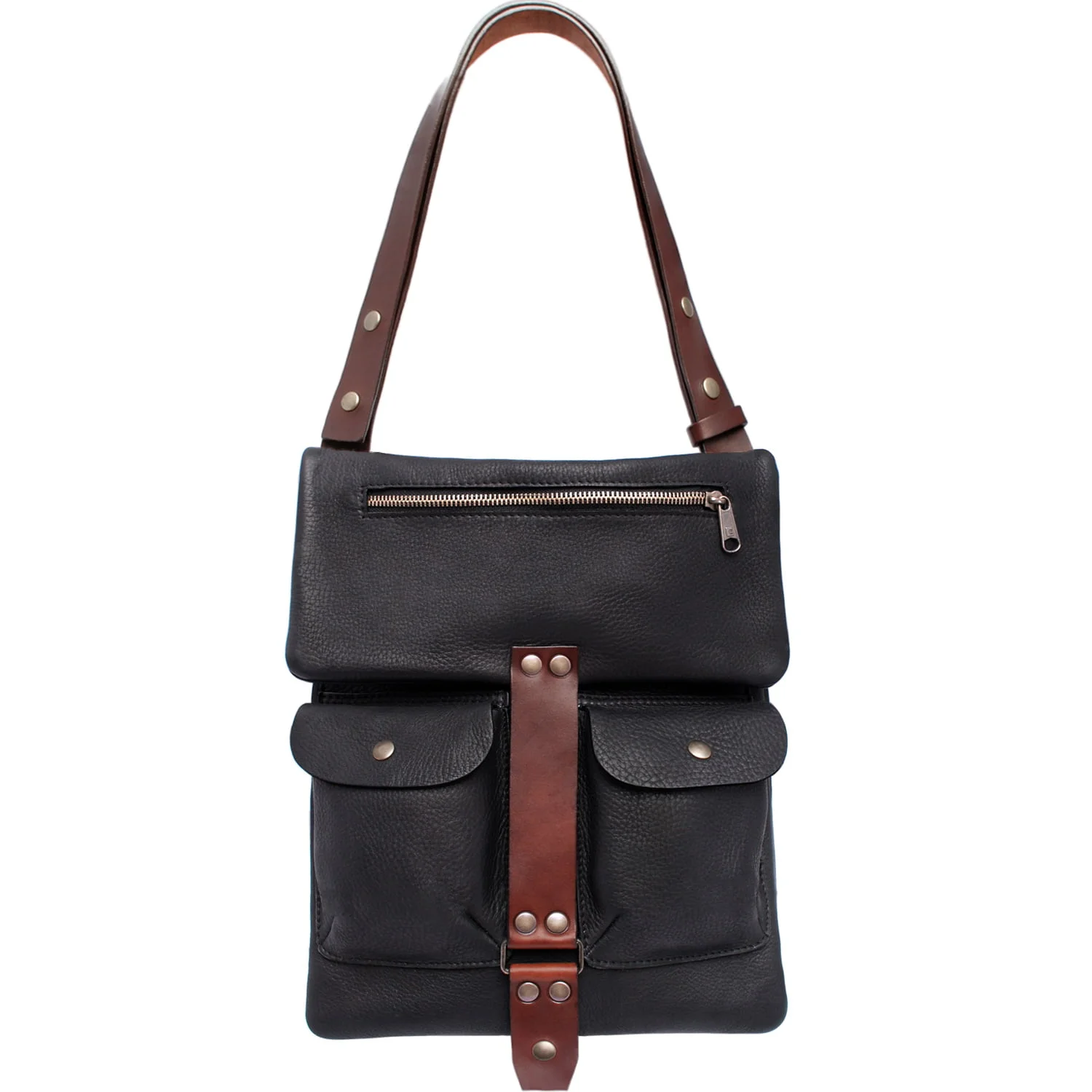 Un sac à main en cuir noir avec des bretelles et des accents marron, doté d'une poche avant zippée et de deux poches à bouton-pression.