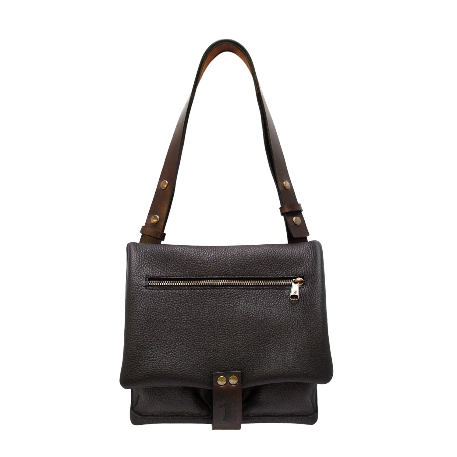 Un sac à bandoulière en cuir noir avec une poche avant zippée, des bretelles marron foncé et des clous en laiton.