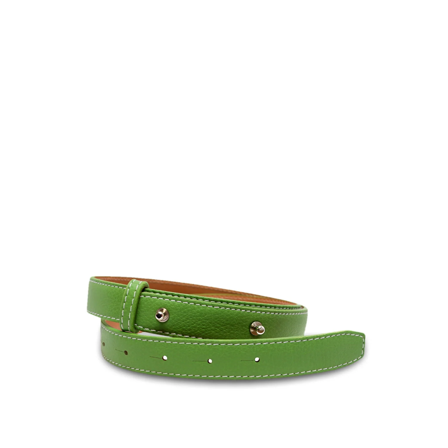 Une ceinture en cuir vert avec des coutures blanches et des détails de boucle argentés, enroulée sur un fond blanc.