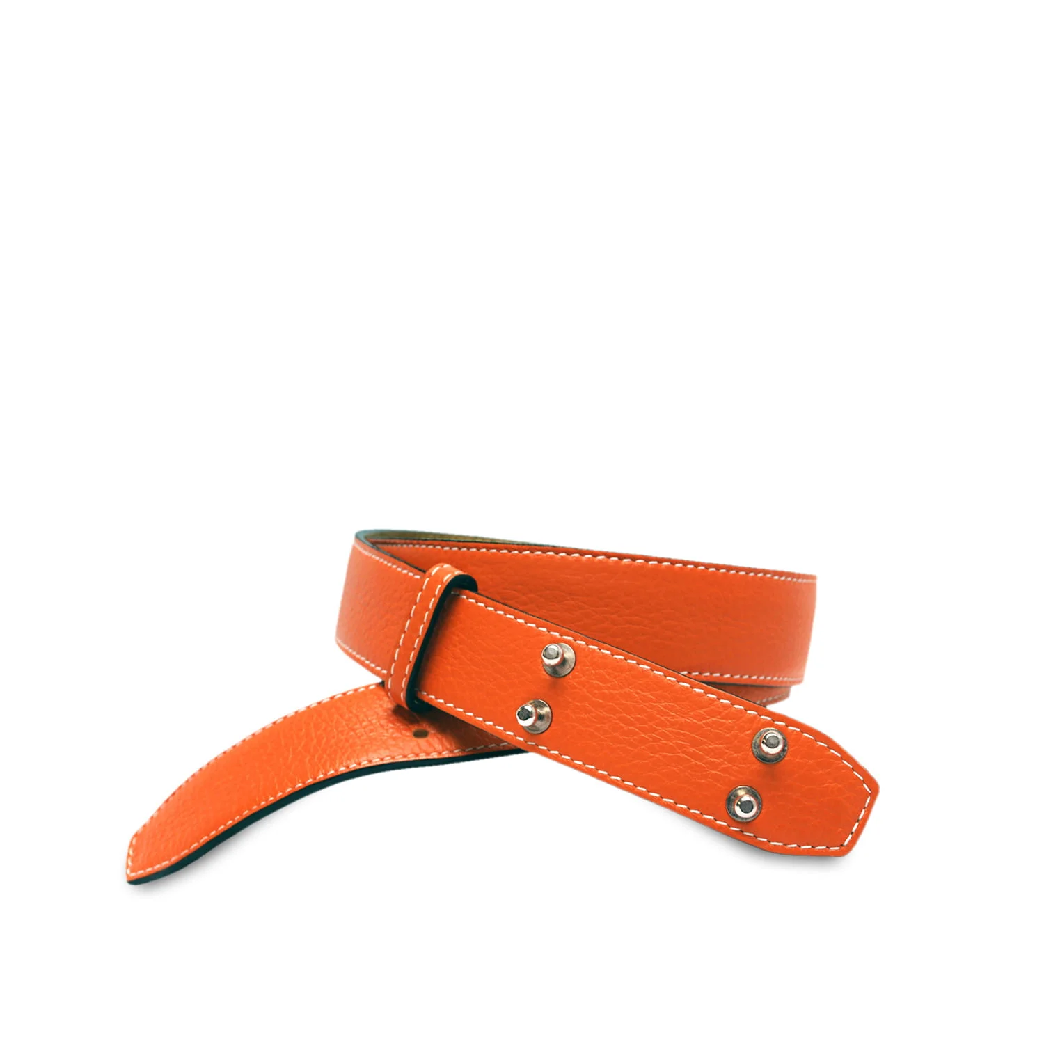 Une ceinture en cuir orange avec des clous argentés et une boucle simple, enroulée sur un fond blanc.