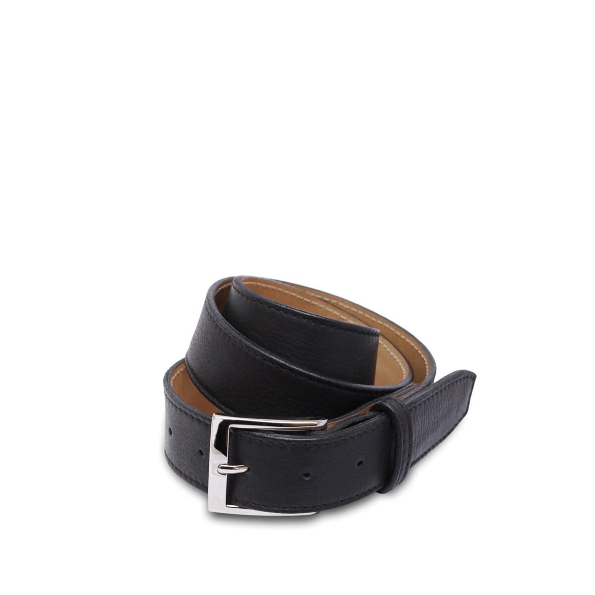 Ceinture en cuir noir avec une boucle argentée, enroulée sur un fond blanc.
