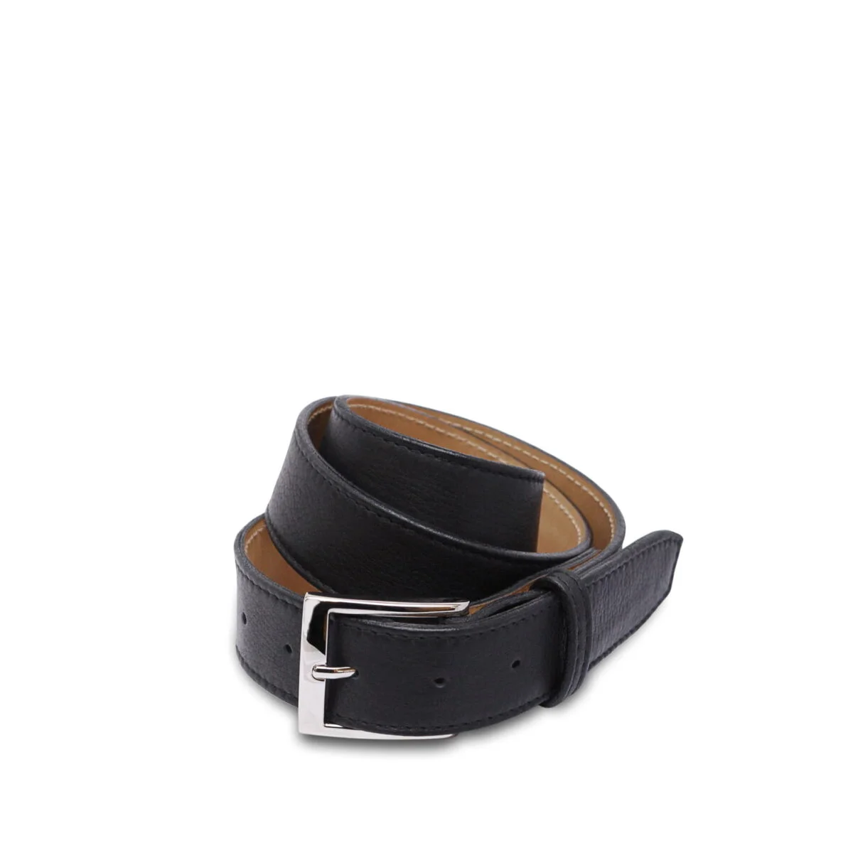 Ceinture en cuir noir avec une boucle argentée, enroulée sur un fond blanc.