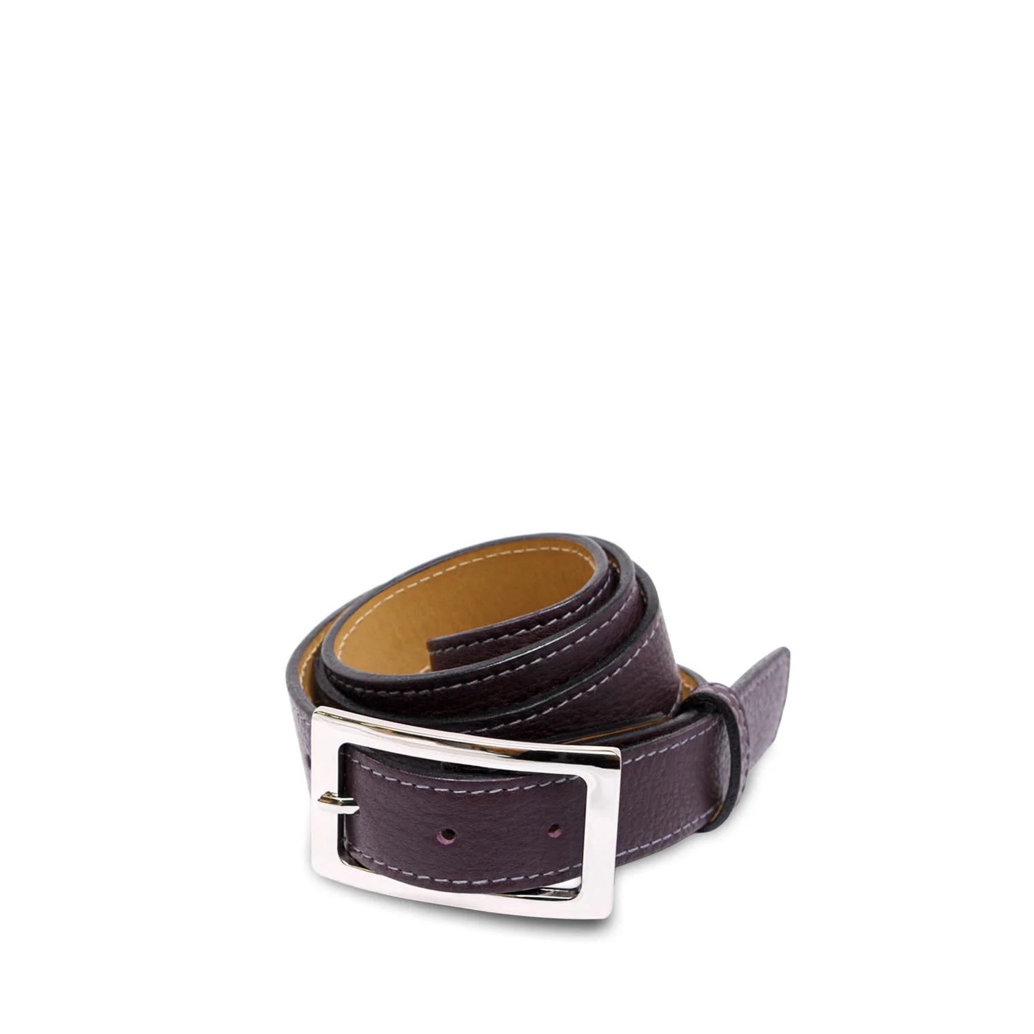 Une ceinture en cuir noir enroulée avec des coutures blanches et une boucle rectangulaire en argent.