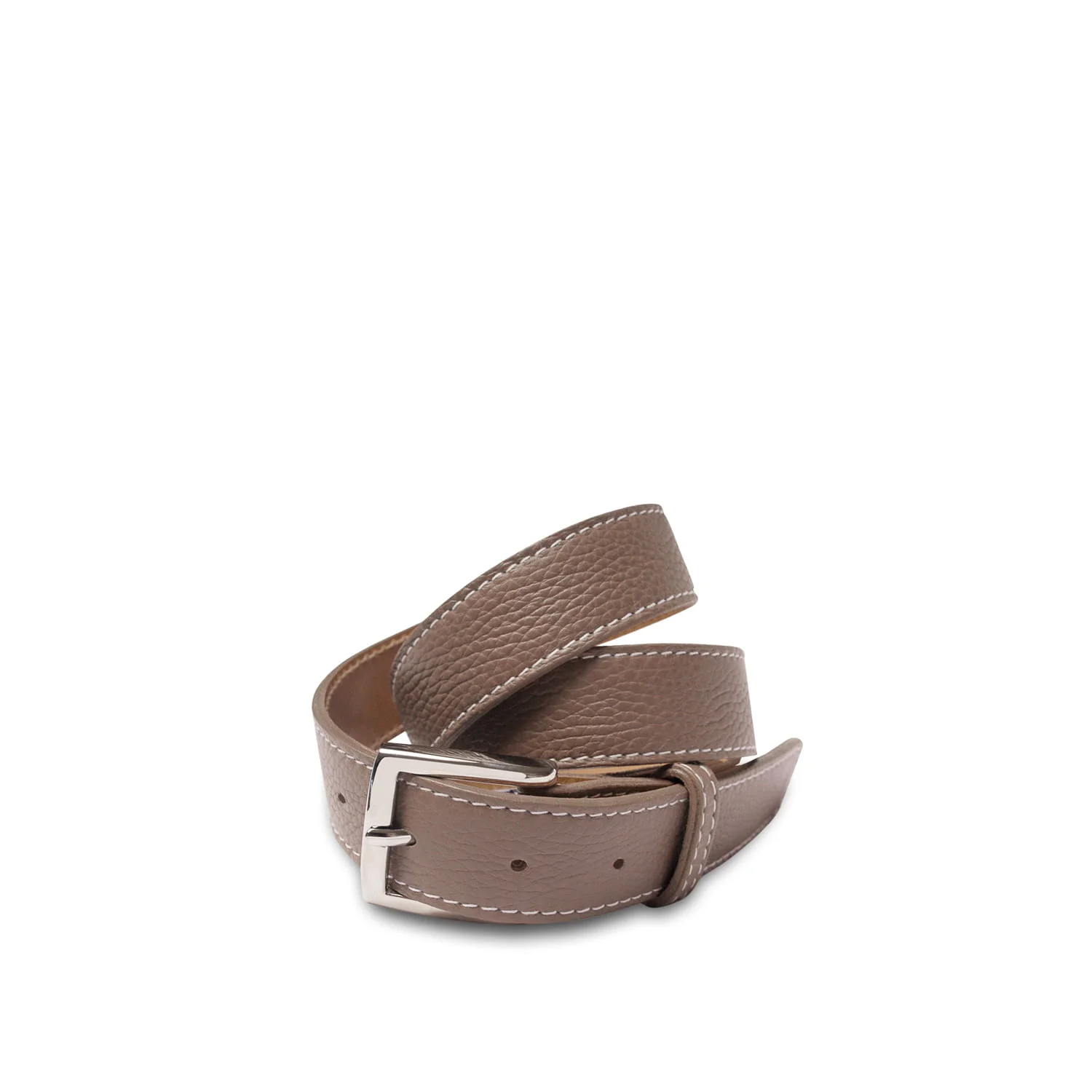 Une ceinture en cuir marron avec une boucle argentée est enroulée.