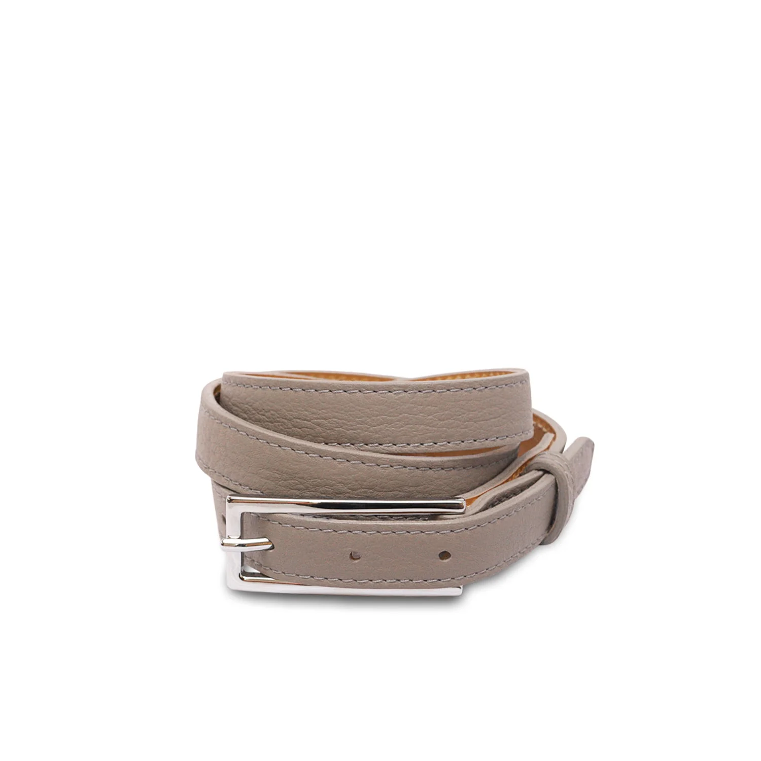 Une ceinture en cuir gris enroulée avec une boucle argentée est présentée sur un fond blanc.
