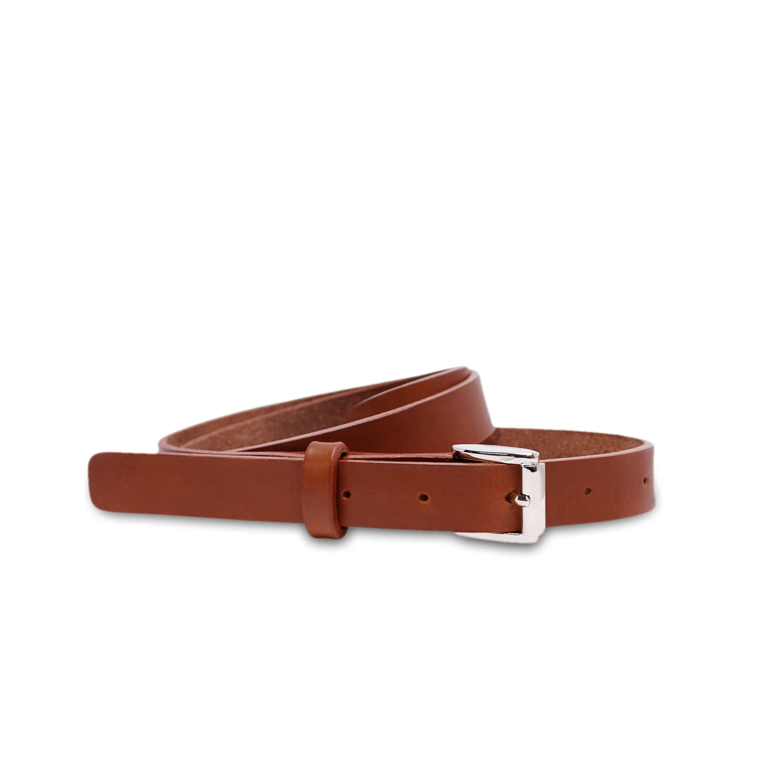 Ceinture en cuir marron avec une boucle argentée, enroulée soigneusement sur un fond blanc.