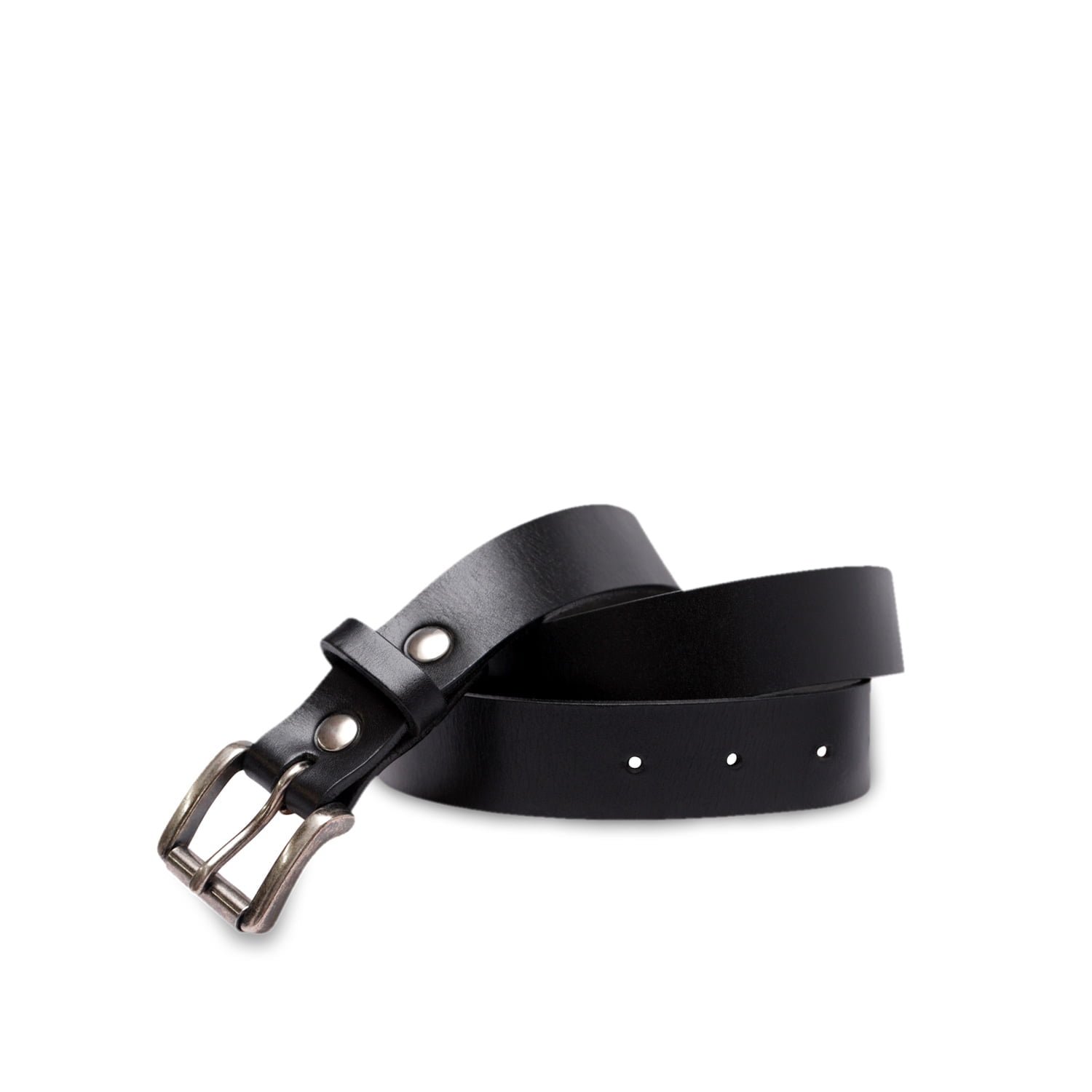 Une ceinture en cuir noir avec une boucle argentee et plusieurs trous de reglage est enroulee sur un fond blanc. Atelier Manufactoum Artisan Createur