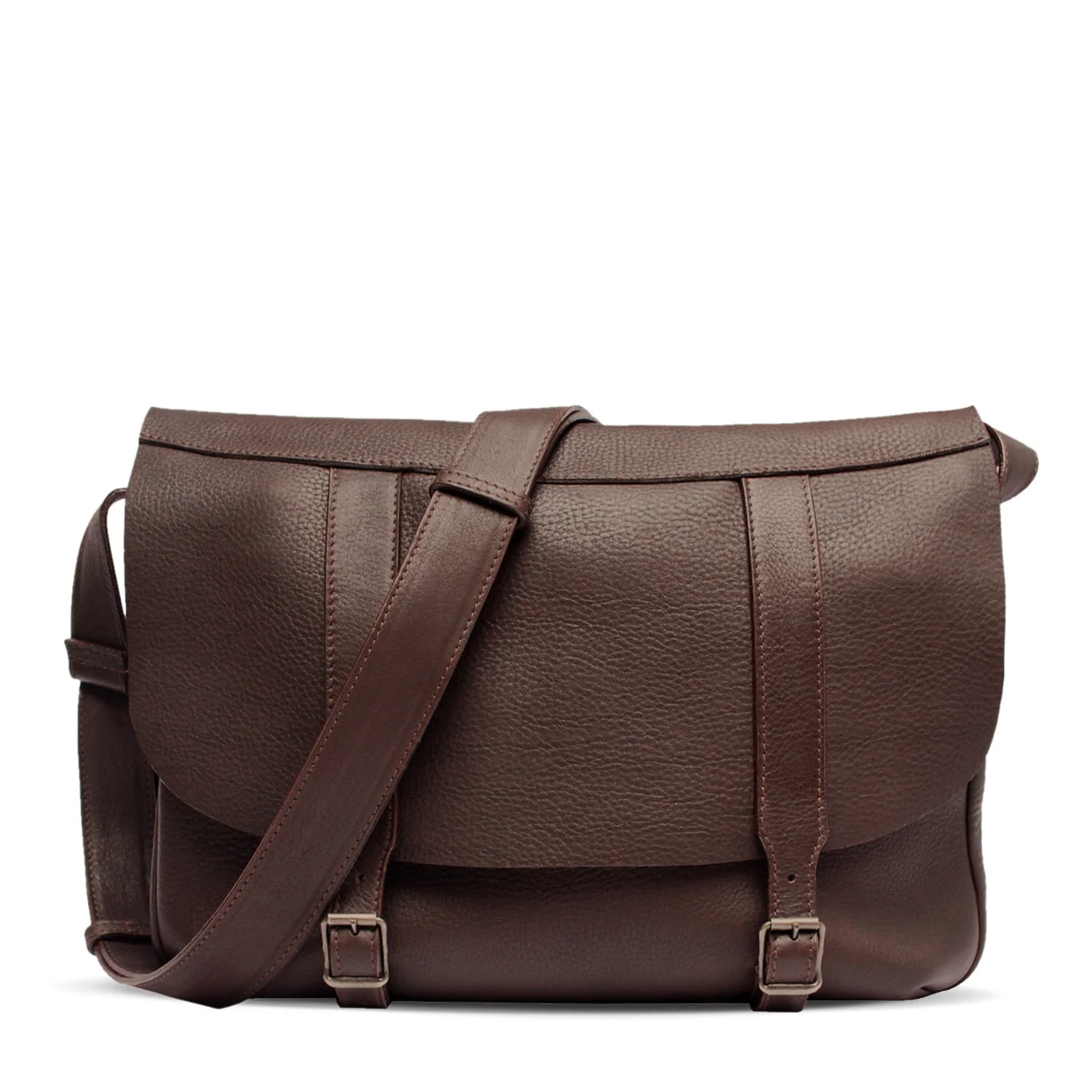 Sac à bandoulière en cuir marron avec fermeture à rabat et bandoulière réglable, doté de deux boucles avant pour la décoration.