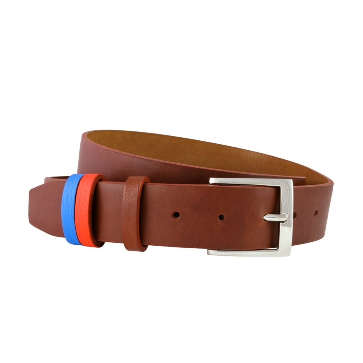 La CEINTURE GERIKOLOR COGNAC 3CM est une ceinture en cuir marron dotée d'une boucle argentée et comprend deux passants supplémentaires en rouge et bleu.