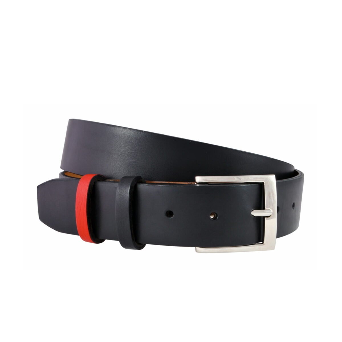La CEINTURE GERIKOLOR COGNAC 3CM, ceinture en cuir noir dotée d'une boucle argentée et d'un passant rouge, est enroulée sur un fond blanc.