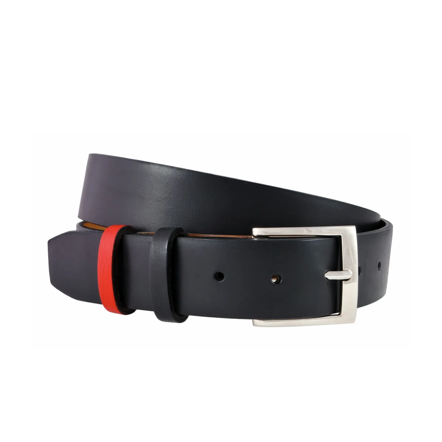 La CEINTURE GERIKOLOR COGNAC 3CM, ceinture en cuir noir dotée d'une boucle argentée et d'un passant rouge, est enroulée sur un fond blanc.
