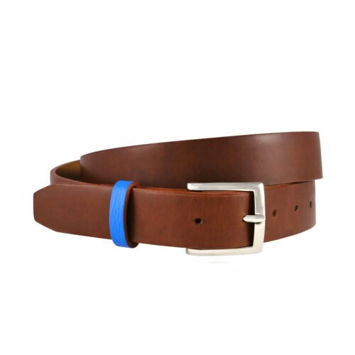 CEINTURE GERIKOLOR COGNAC 3CM composée d'une ceinture en cuir marron avec une boucle argentée et une bande de caoutchouc bleu enroulée autour.