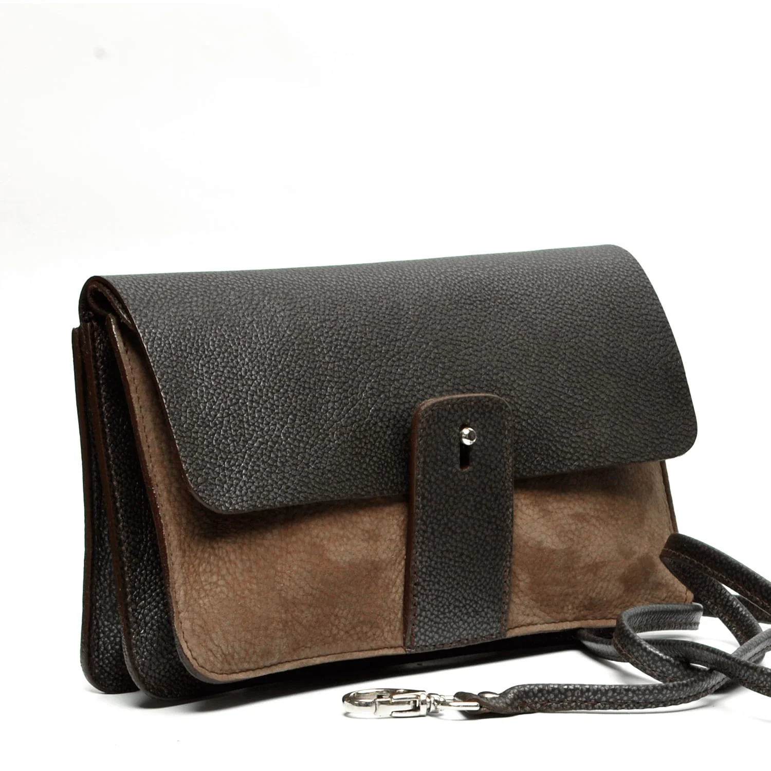Un sac à main en cuir texturé noir et marron avec une bandoulière et un fermoir en métal, présenté sur un fond blanc.