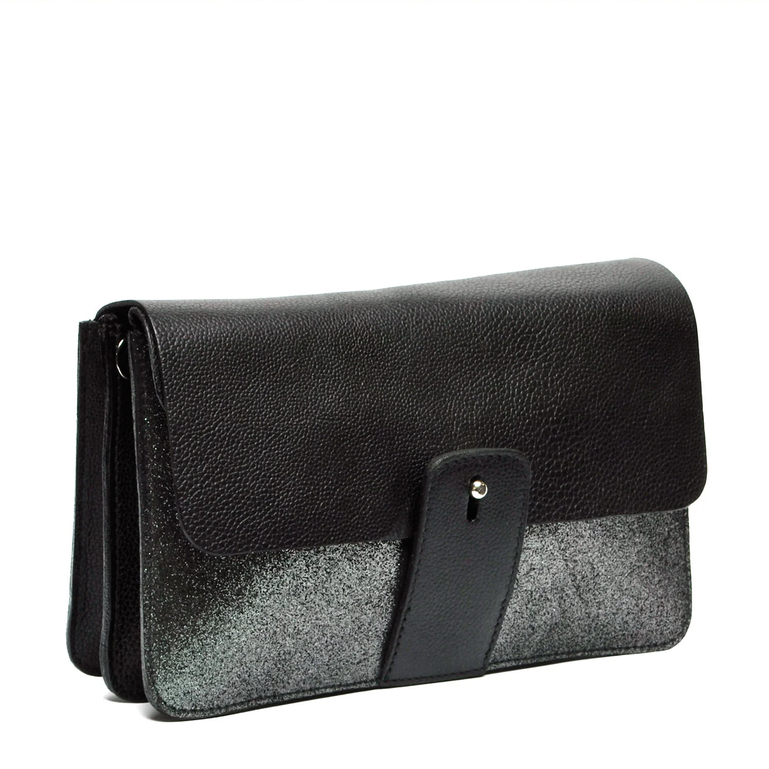 Un sac à main en cuir noir avec un rabat texturé et une partie inférieure métallique, doté d'une fermeture à sangle avant.