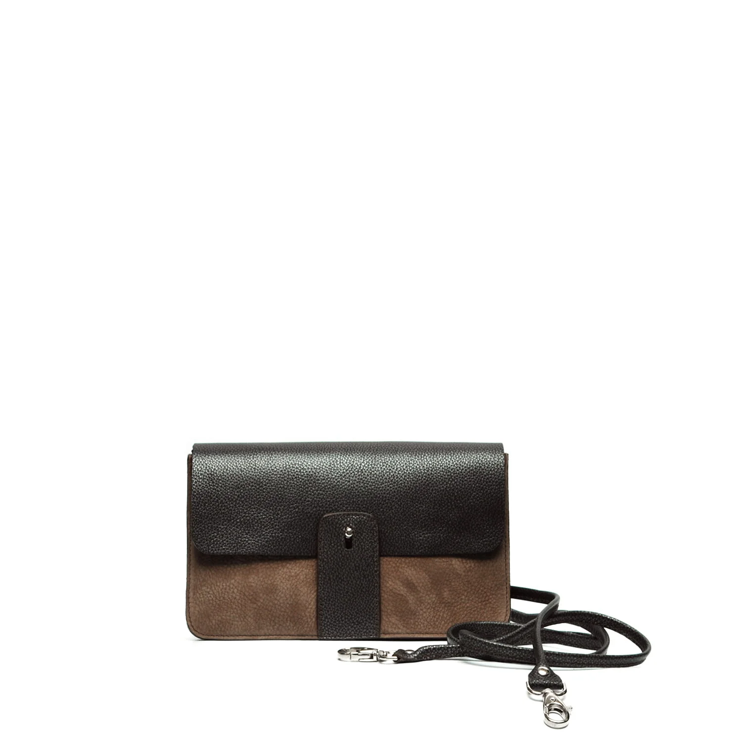 Sac à bandoulière en cuir noir et marron avec une bandoulière amovible, doté d'une fermeture à rabat sur le devant.