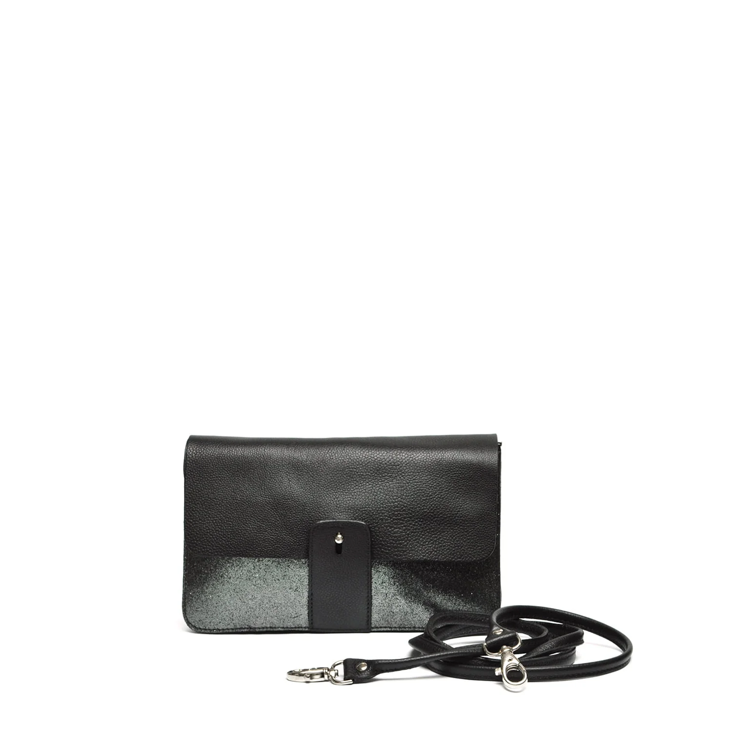 Une pochette en cuir noir avec une bandoulière amovible positionnée sur le devant.