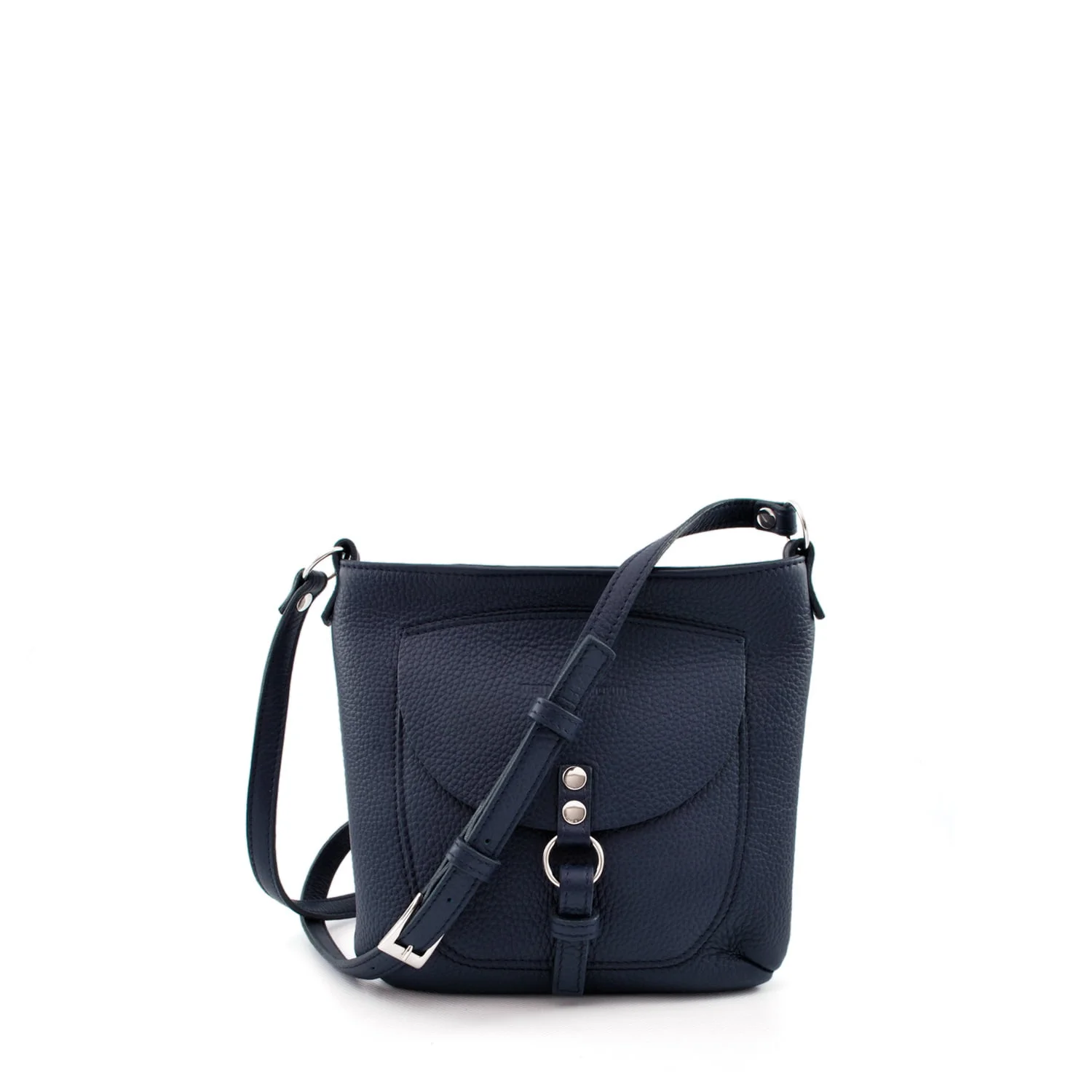 Sac à bandoulière en cuir noir avec une poche avant et une boucle décorative, doté d'une bandoulière réglable sur fond blanc.