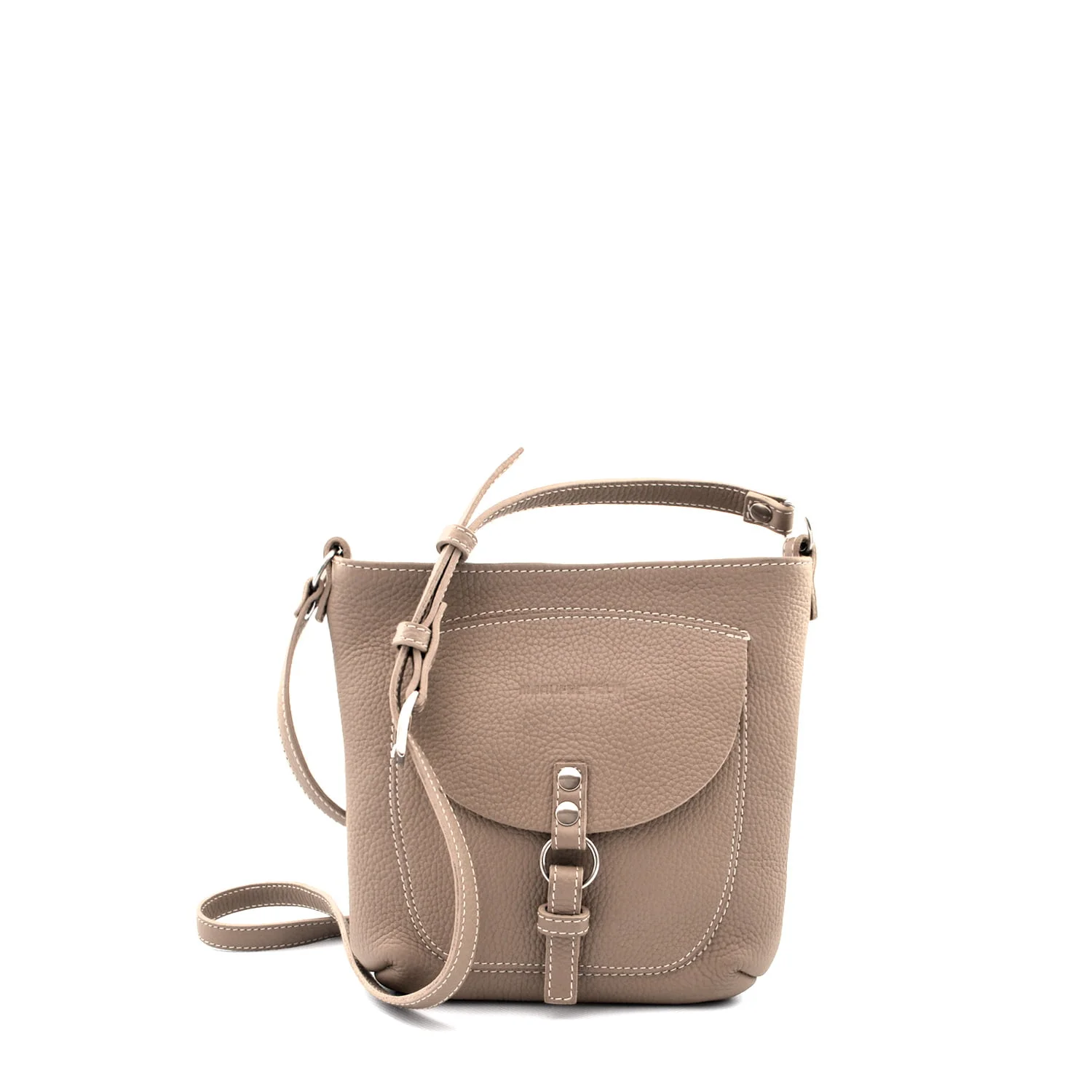 Sac bandoulière en cuir taupe avec une bandoulière à boucle sur le devant et une bandoulière réglable.