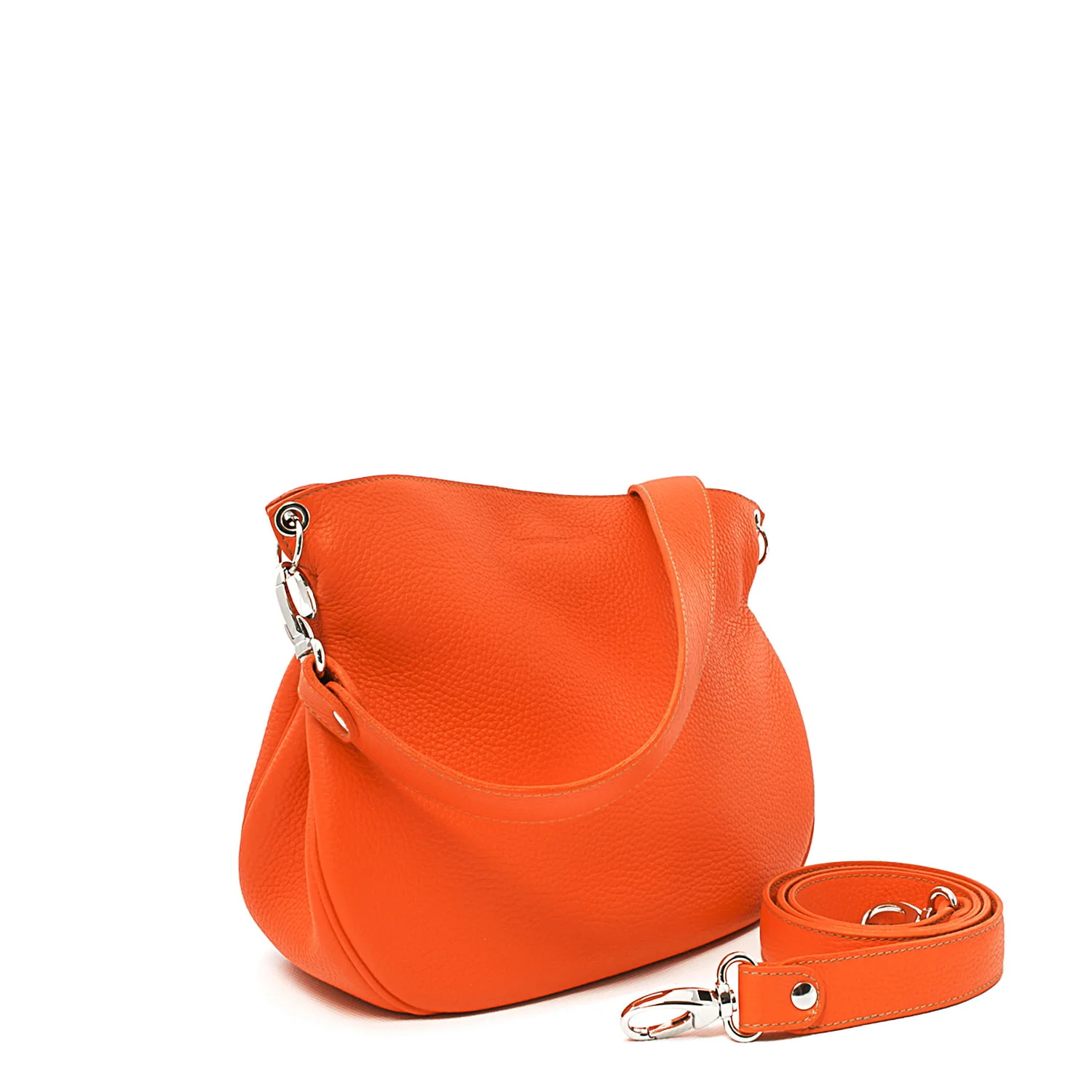 Un sac à main orange vif avec une bandoulière amovible et du matériel argenté est présenté sur un fond blanc.