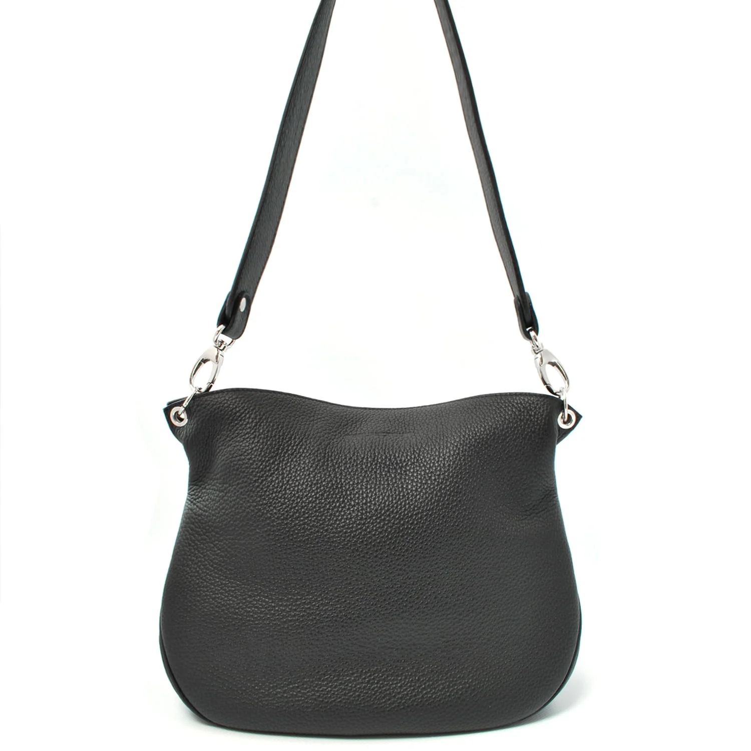 Un sac à bandoulière en cuir noir avec une surface texturée et une bandoulière réglable.
