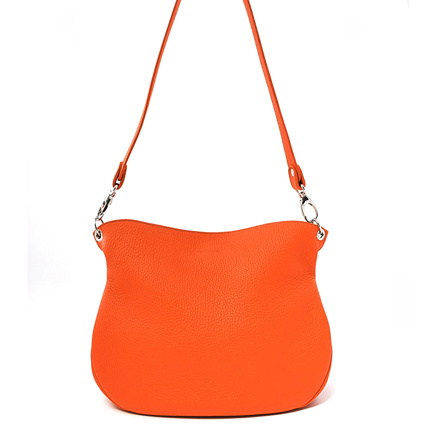 Sac à main en cuir orange avec un bord supérieur incurvé et une seule bandoulière.
