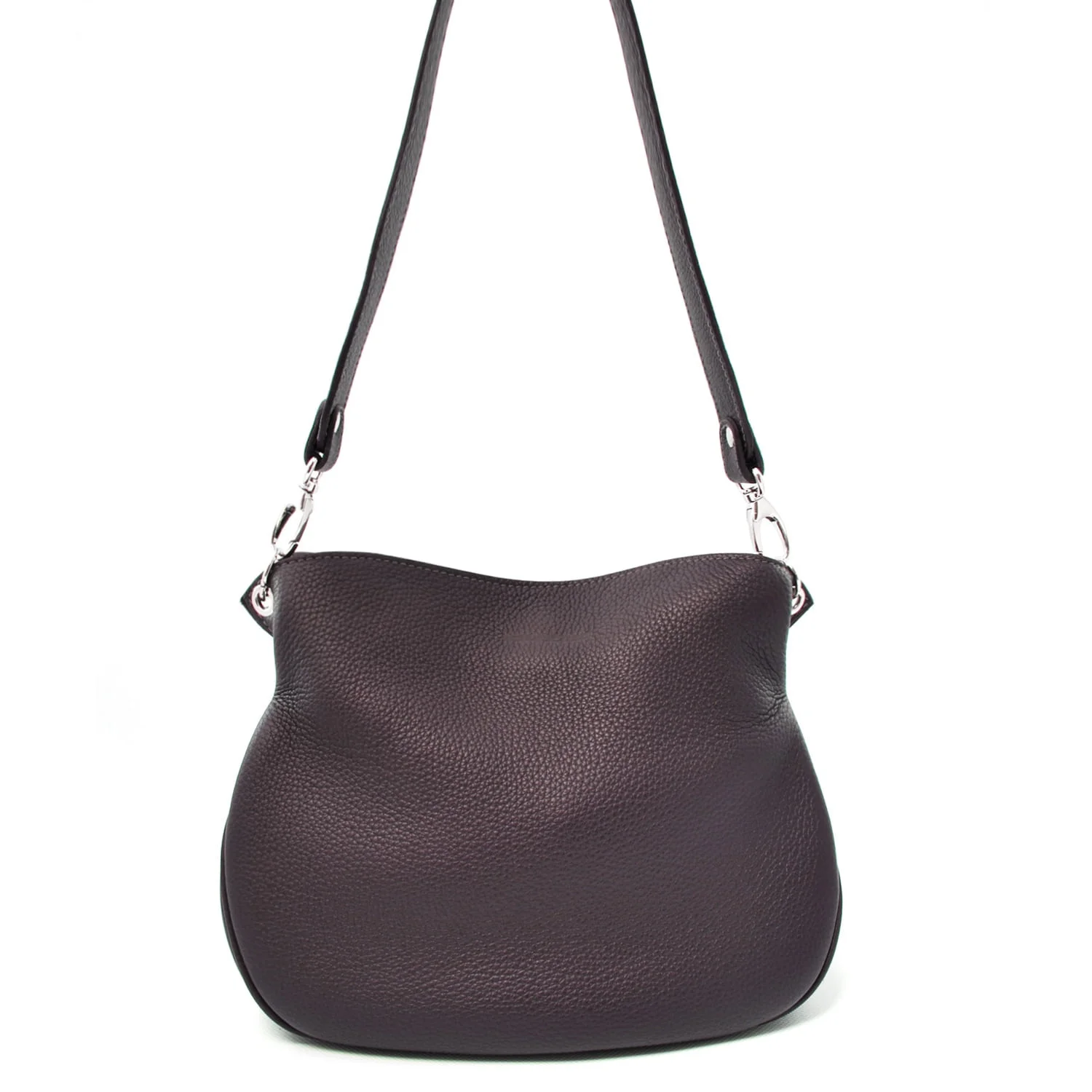 Un sac à bandoulière en cuir noir avec une surface texturée et du matériel argenté.