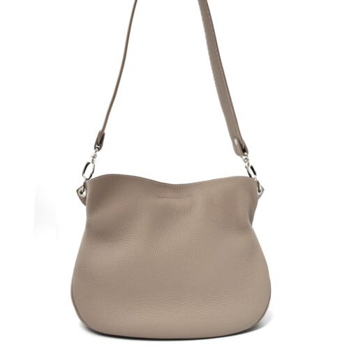 Sac à bandoulière en cuir beige avec un dessus incurvé et une bandoulière amovible.