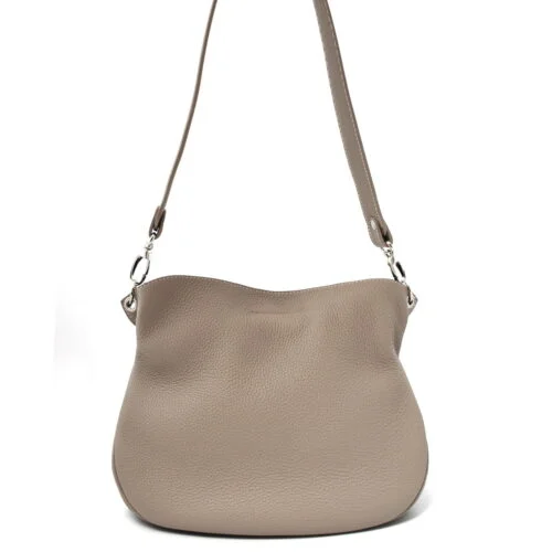 Sac à bandoulière en cuir beige avec un dessus incurvé et une bandoulière amovible.