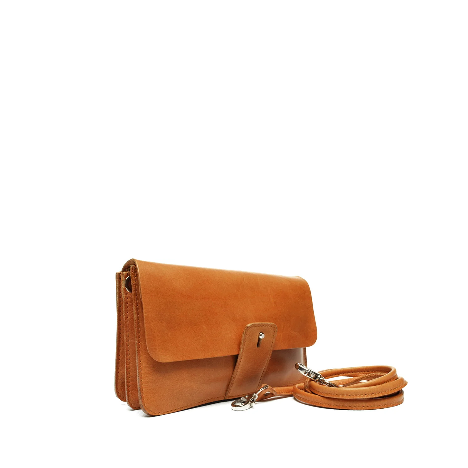 Sac bandoulière en cuir marron avec fermeture à rabat et bandoulière amovible, sur fond blanc uni.