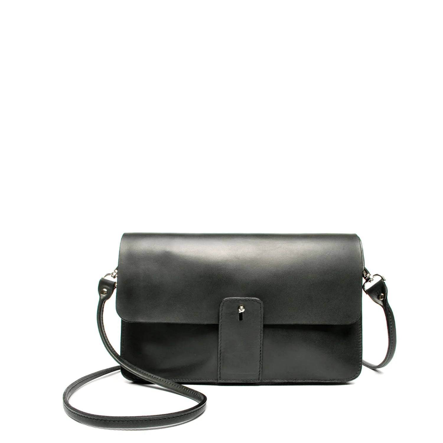 Un sac à bandoulière en cuir noir avec un rabat avant et une bandoulière réglable.