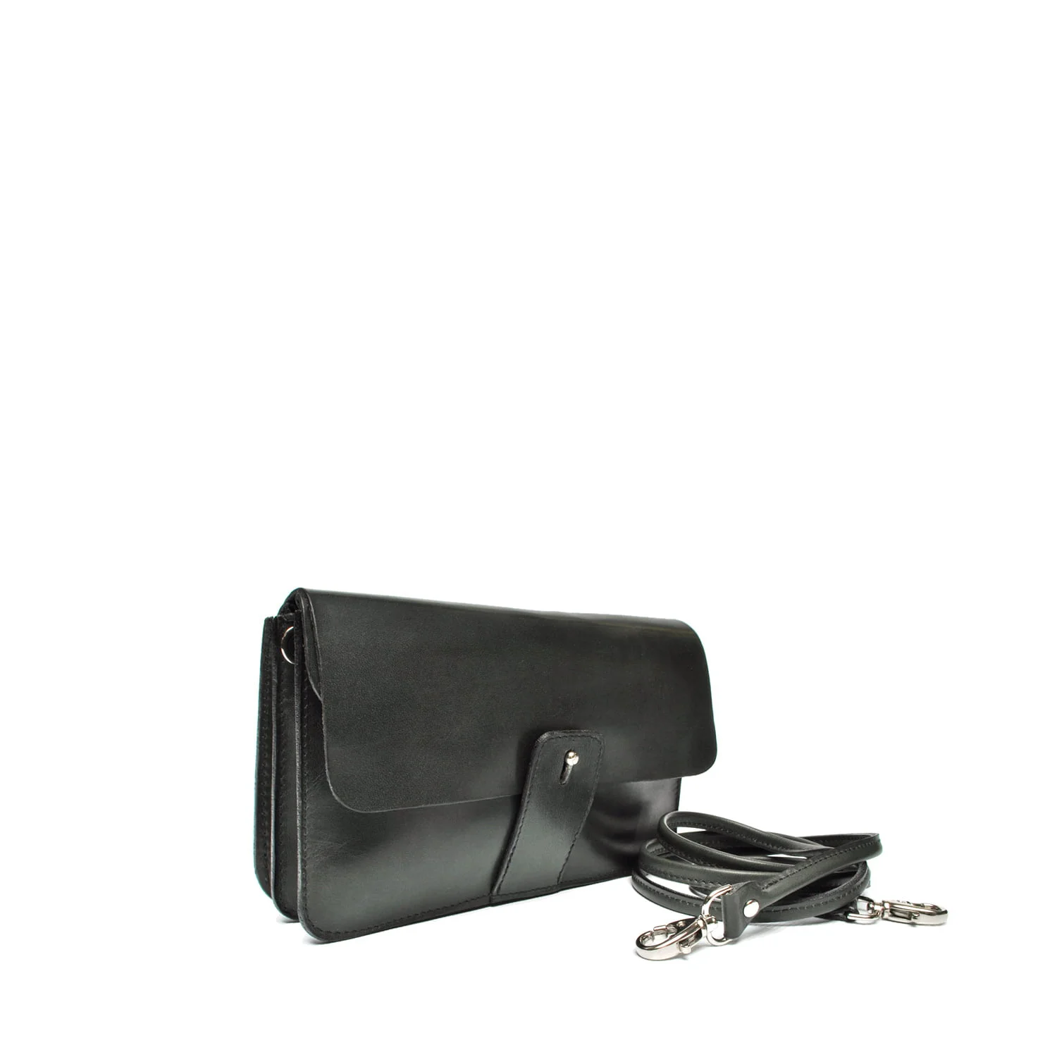 Sac bandoulière en cuir noir avec une bandoulière placée à côté.