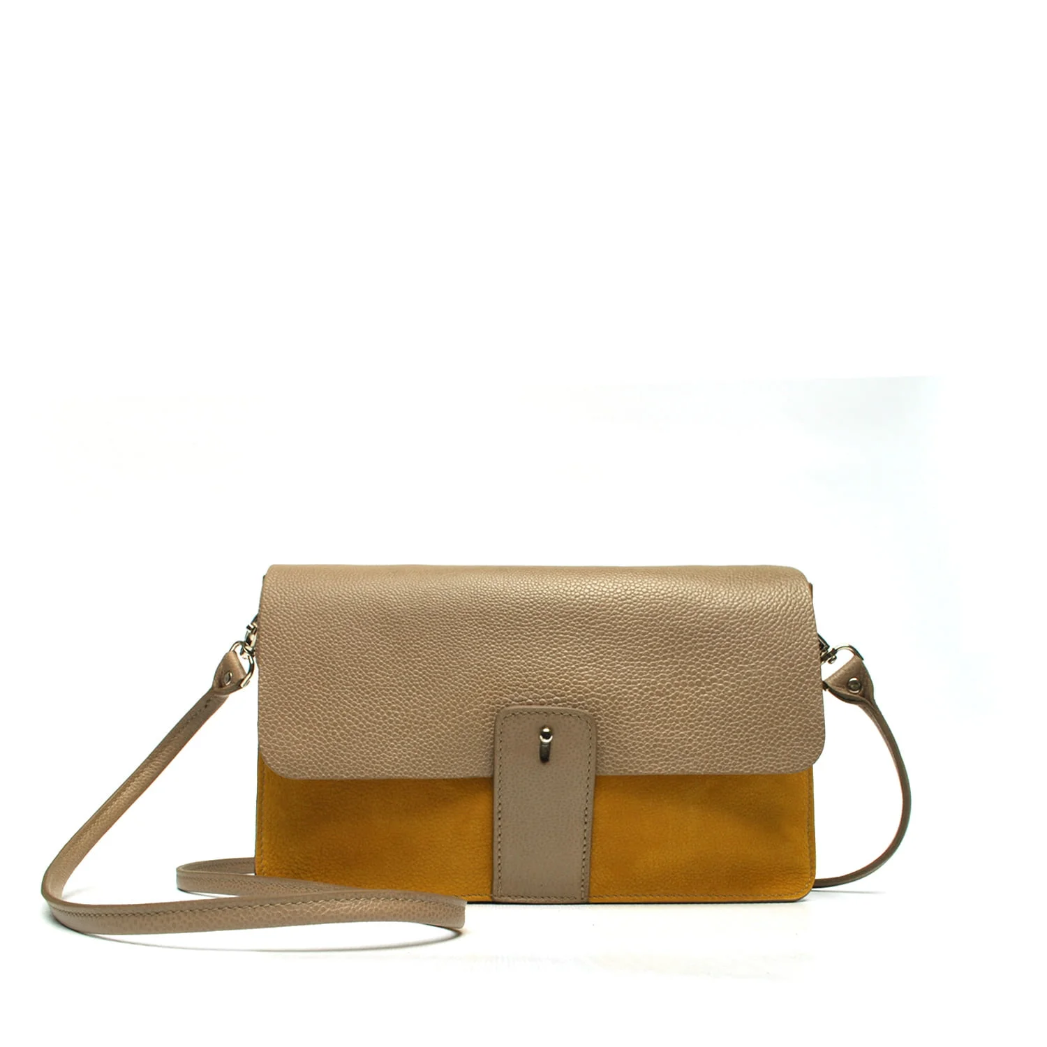 Un sac à main bicolore avec un rabat et une bandoulière beiges et un corps jaune moutarde, présenté sur un fond blanc uni.
