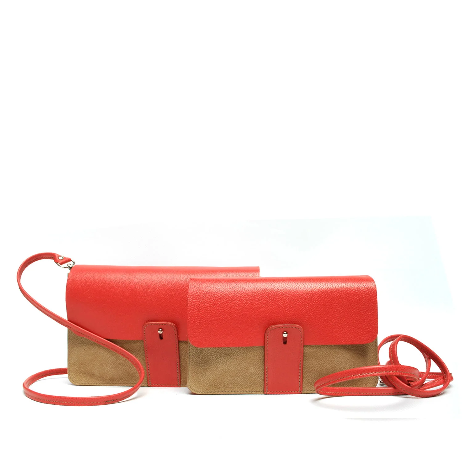 Deux sacs à bandoulière en cuir avec rabats rouges et corps beiges, dotés de fermoirs à bouton et de bretelles réglables, côte à côte.