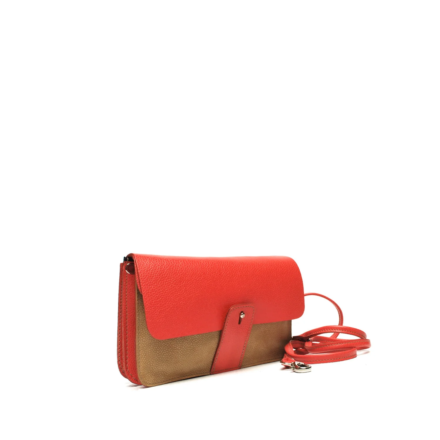 Un sac à bandoulière en cuir rouge et beige avec une fermeture à rabat et une bandoulière attachée sur fond blanc.