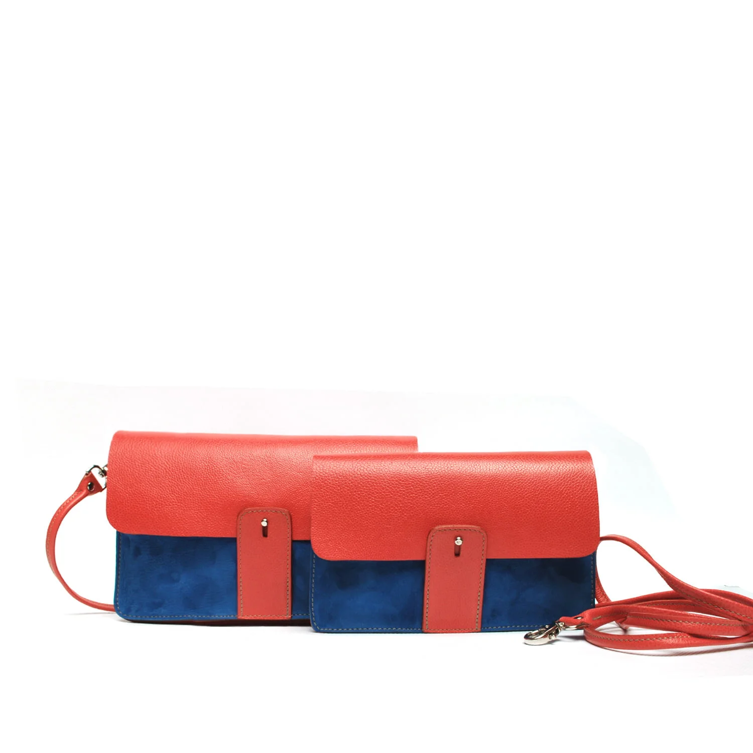 Deux sacs à main à rabat rouge et corps bleu, avec des languettes à boucle. L'un est plus grand et l'autre plus petit. Tous deux sont dotés de sangles rouges.