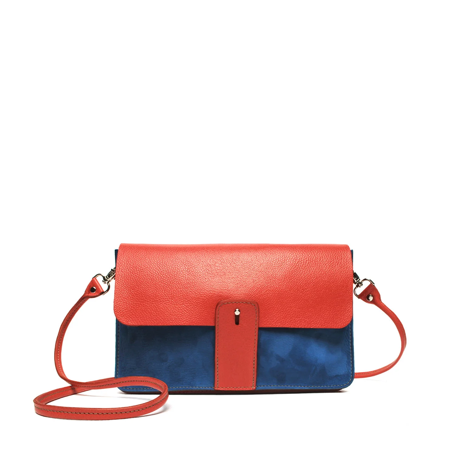 Un sac à bandoulière en cuir rouge et bleu avec une fermeture à rabat et une fine bandoulière.