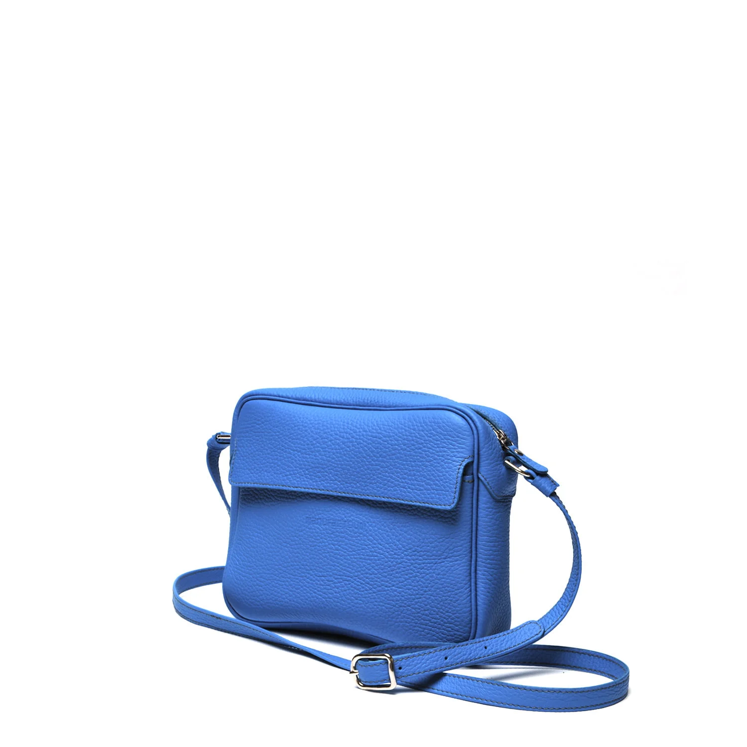 Un sac bandoulière en cuir bleu avec une bandoulière réglable sur un fond blanc uni.
