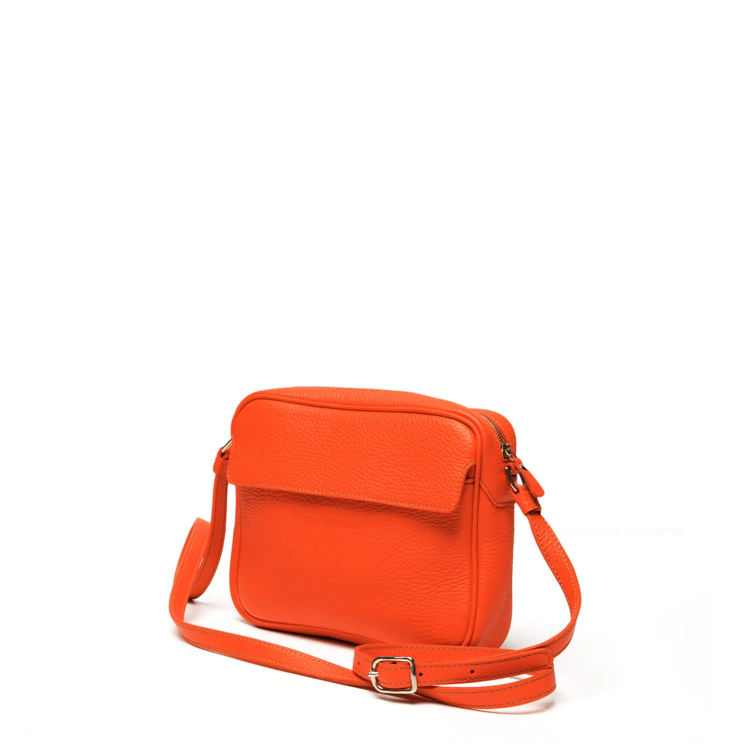 Un sac bandoulière en cuir orange avec un rabat et une bandoulière réglable, sur fond blanc.