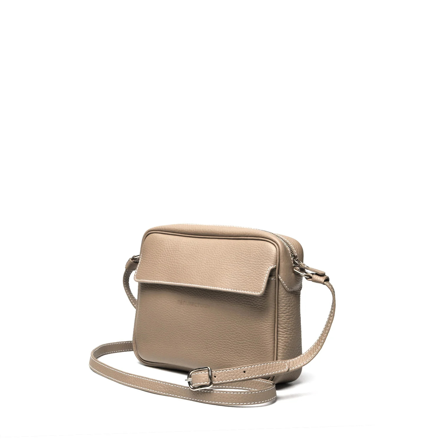Un sac à bandoulière en cuir beige avec un rabat avant et une bandoulière réglable est présenté sur un fond blanc.